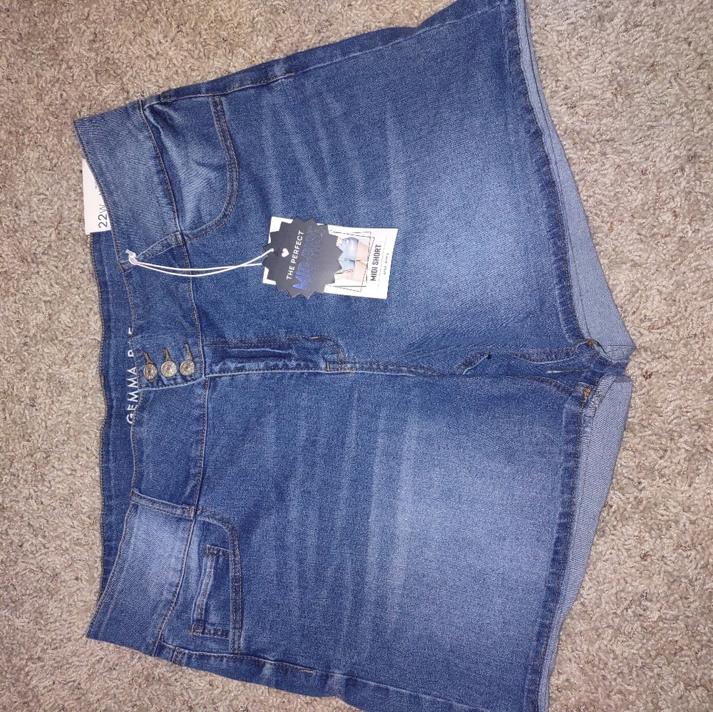 Mid-rise shorts size 22
